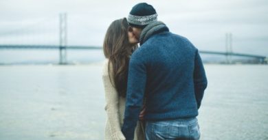 Какими качествами должен обладать любимый человек? Какими качествами должен обладать любимый человек?